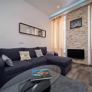  Appartement Equipe 2 A 4 Couchages Au Coeur Du Vieux Port